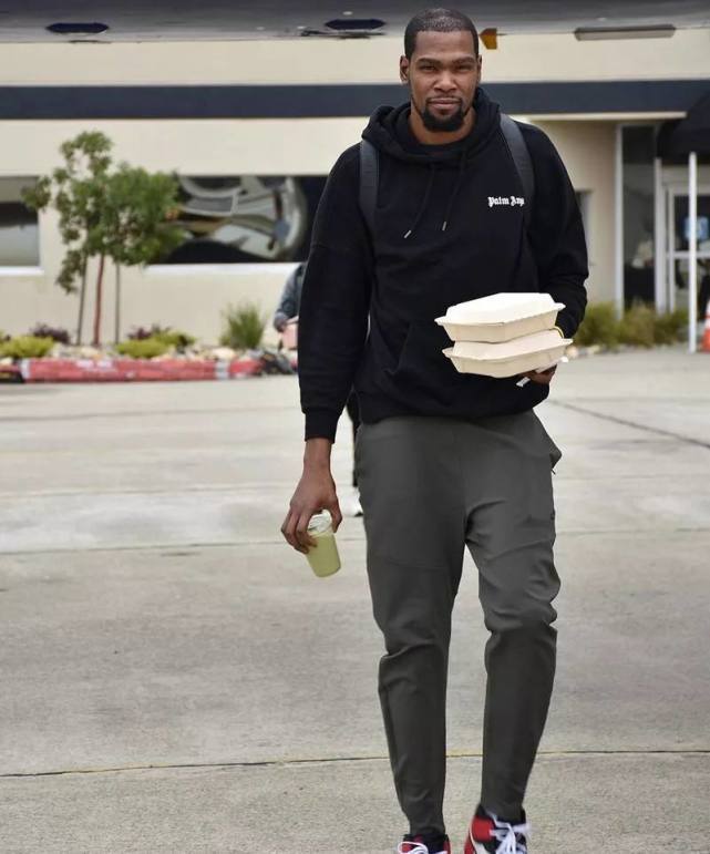 关于NBA球队正式签下澳大利亚新秀杰夫·威尔金森的信息