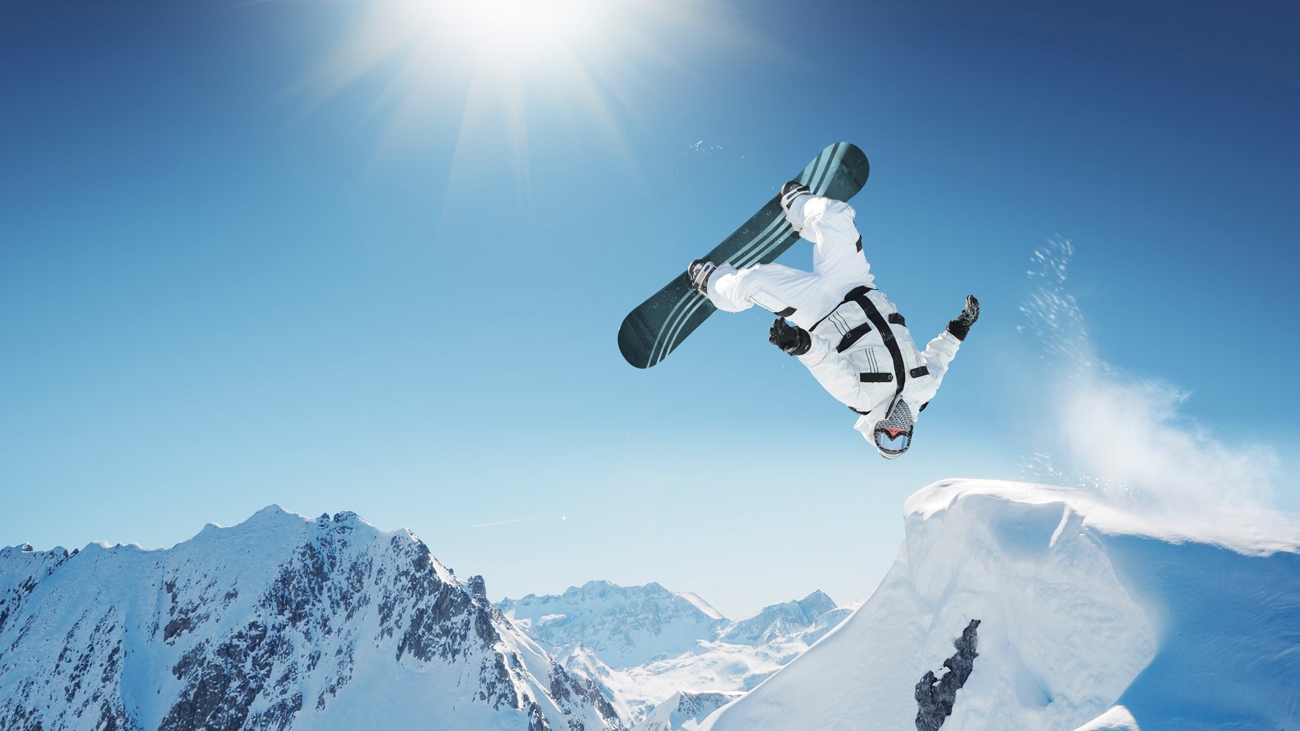 英超争冠焦点战与摩洛哥鏖战那不勒斯，足球世界的双线叙事