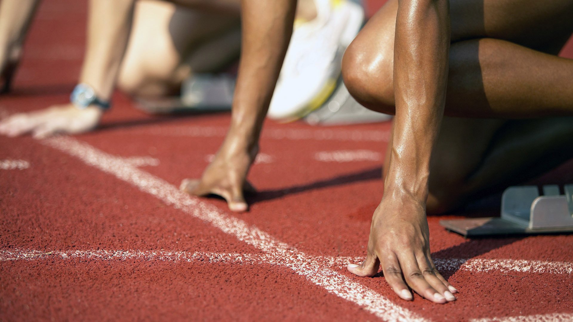 赛道上的加冕，阿拉巴在F1年度争冠之夜证明自己